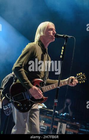 Southampton, Großbritannien. 22nd. November 2021. Paul Weller, der geborene John William Weller, englischer Singer-Songwriter und Musiker, ehemaliges Mitglied der neuen Wave Mod Revival Band The Jam, tritt live auf der Bühne im O2 Guildhall Southampton auf. Kredit: SOPA Images Limited/Alamy Live Nachrichten Stockfoto