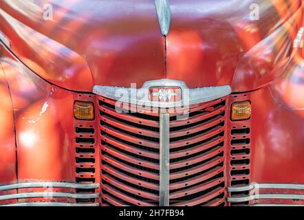 Detail des Grills und der Haube eines alten roten internationalen Pickup-LKWs Stockfoto