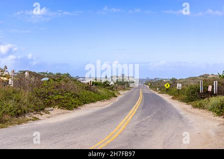 Blick nach Osten auf die South Emerson Avenue in Montauk, NY Stockfoto