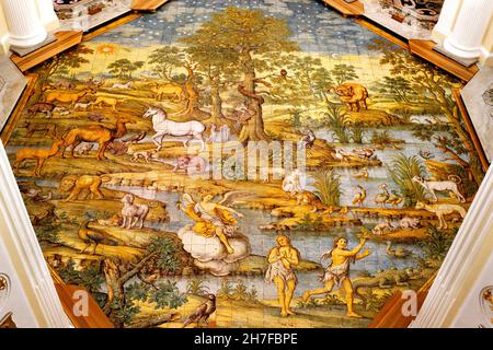 Gemaltes Majolika-Wandbild in der Kirche San Michele Arcangelo von Leonardo Chiaiese, Anacapri, Capri, Kampanien, Italien, Europa Stockfoto