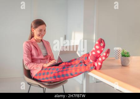 Arbeiten von zu Hause aus Asiatische Frau Streaming Videokonferenz online in Schlafanzug mit Anzug Blazer für Remote-Arbeit. Witziges pandemisches Lifestyle-Konzept Stockfoto