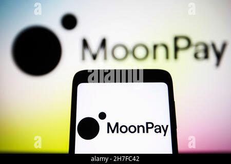 Ukraine. 22nd. November 2021. In dieser Abbildung ist das MoonPay-Logo auf einem Smartphone-Bildschirm zu sehen. Kredit: SOPA Images Limited/Alamy Live Nachrichten Stockfoto