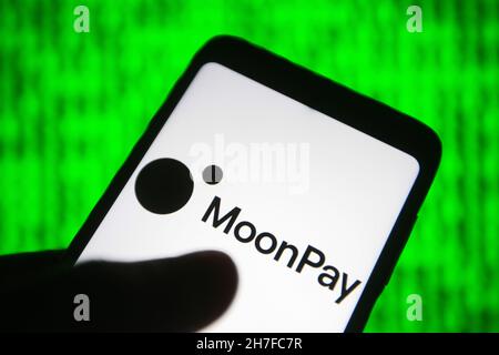 Ukraine. 22nd. November 2021. In dieser Abbildung ist das MoonPay-Logo auf einem Smartphone zu sehen. (Foto von Pavlo Gonchar/SOPA Images/Sipa USA) Quelle: SIPA USA/Alamy Live News Stockfoto