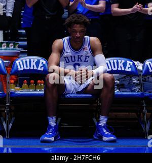 22. November 2021: Duke Blue Devils Stürmer Wendell Moore Jr. (0) wartet darauf, vor dem NCAA-Basketballmatch gegen die Citadel Bulldogs im Cameron Indoor in Durham, NC, vorgestellt zu werden. (Scott Kinser/Cal Sport Media) Stockfoto