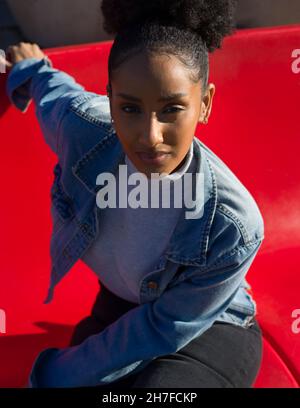 Porträt einer jungen Frau in einer blauen Denim-Jacke Stockfoto