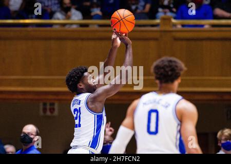 22. November 2021: Duke Blue Devils Forward A.J. Griffin (21) schießt in der ersten Hälfte des NCAA-Basketballmatchup im Cameron Indoor in Durham, NC, aus der Ecke gegen die Citadel Bulldogs eine Dreierschießen. (Scott Kinser/Cal Sport Media) Stockfoto