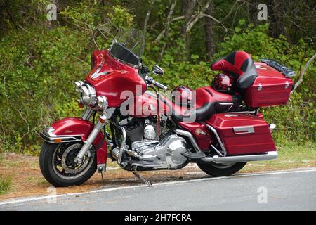 Assateague Island, Maryland, USA - 23. September 2021 - Ein leuchtend rotes Harley Davidson Motorrad, das auf der Straße geparkt ist Stockfoto