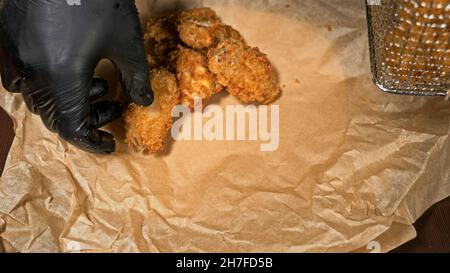 Cool schöne Frische saftige gekocht Chicken Wings in Panade. Buffalo Wings Spread auf Lebensmittel weiß Platte in der Tabelle. Sehr lecker und schön. Kochen mit Stockfoto