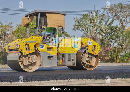 Phayao, Thailand - 27. Jan 2021: Left Frame Worker und Road Roller auf Asphalt Road Stockfoto