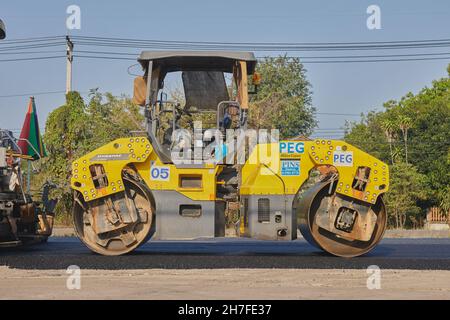 Phayao, Thailand - 27. Jan 2021: Yellow Road Roller auf der Asphalt Road Stockfoto
