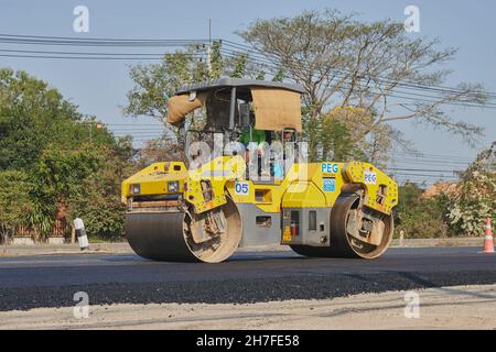 Phayao, Thailand - 27. Jan 2021: Front Left Worker und Road Roller auf Asphalt Road Stockfoto