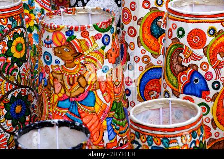 Lebendige bunte Lampenschirme zum Verkauf an der Pune Crafts Mela in Maharashtra Indien, Innen dekorativen Lampenschirm von Tribal Artwork of Hindu God. Stockfoto