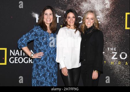 New York, USA. 22nd. November 2021. (L-R) Caroly Bernstein, EVP, Global Scripted Content and Documentary Films, Courtney Monroe, President, National Geographic Content, und Karey Burke, Präsident, 20th Television nimmt an der Premiere von National Geographics „The Hot Zone: Anthrax“ im Jazz im Lincoln Center in New York, NY, am 22. November 2021 Teil. (Foto von Anthony Behar/Sipa USA) Quelle: SIPA USA/Alamy Live News Stockfoto