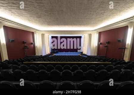 Dresden, Deutschland. 22nd. November 2021. Blick in das leere Auditorium Sergio Leone im Schauburg-Kino in der Dresdner Neustadt. In Sachsen wurden aufgrund steigender Infektionswerte große Teile des öffentlichen Lebens eingeschränkt. Neben Bibliotheken bleiben alle Kultur- und Freizeiteinrichtungen, Kinos, Bars, Clubs und Diskotheken geschlossen. Quelle: Robert Michael/dpa-Zentralbild/dpa/Alamy Live News Stockfoto