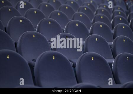 Dresden, Deutschland. 22nd. November 2021. Blick auf die leeren Sitzreihen im Hörsaal von Sergio Leone im Schauburg-Kino in der Dresdner Neustadt. In Sachsen wurden aufgrund steigender Infektionswerte große Teile des öffentlichen Lebens eingeschränkt. Neben Bibliotheken bleiben alle Kultur- und Freizeiteinrichtungen, Kinos, Bars, Clubs und Diskotheken geschlossen. Quelle: Robert Michael/dpa-Zentralbild/dpa/Alamy Live News Stockfoto