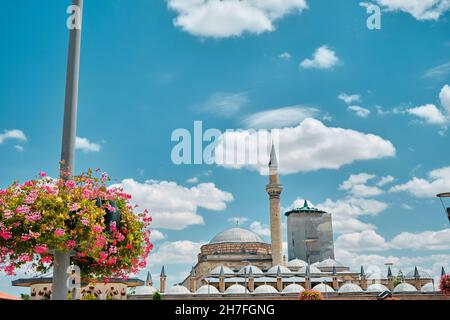 Mevlana Grab in Konya, Türkei und schöne und bunte Blumen mit blauen und bewölkten Himmel Hintergründe. Stockfoto