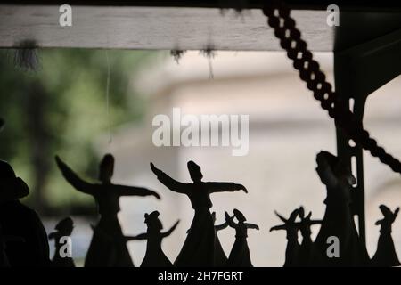 Kleines Schmuckstück und Skulptur des sufismus und wirbelnde Derwisch-Silhouette in Straßenverkäufern vor dem Grab des Sems-i-Tebrizi-Grabes in Konya. Stockfoto