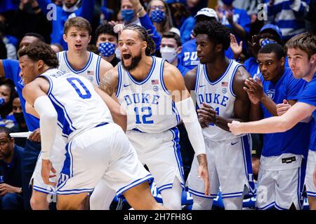 22. November 2021: Duke Blue Devils Stürmer Wendell Moore Jr. (0) wird von Stürmer Theo John (12) nach einem Ergebnis in der zweiten Hälfte gegen die Citadel Bulldogs im NCAA Basketball-Match im Cameron Indoor in Durham, NC, gepriesen. (Scott Kinser/Cal Sport Media) Stockfoto