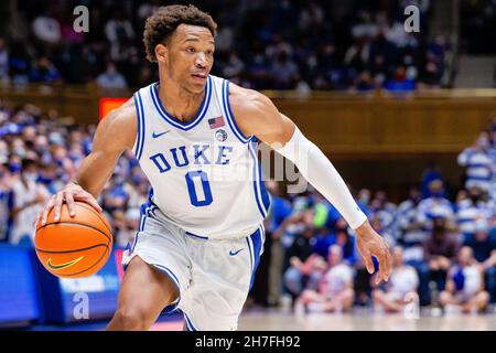 22. November 2021: Duke Blue Devils Stürmer Wendell Moore Jr. (0) fährt mit dem Ball gegen die Citadel Bulldogs während der zweiten Hälfte des NCAA-Basketballmatchup in Cameron Indoor in Durham, NC. (Scott Kinser/Cal Sport Media) Stockfoto