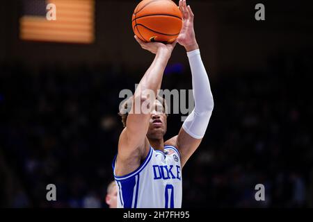 22. November 2021: Duke Blue Devils Stürmer Wendell Moore Jr. (0) schießt einen Freiwurf während der zweiten Halbzeit gegen die Citadel Bulldogs im NCAA Basketball-Match im Cameron Indoor in Durham, NC. (Scott Kinser/Cal Sport Media) Stockfoto