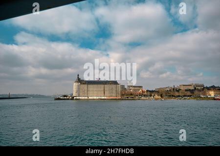 Altes barockes Gebäude des haydarpasa Hauptbahnhofs in kadikoy an der Küste istanbuls Stockfoto