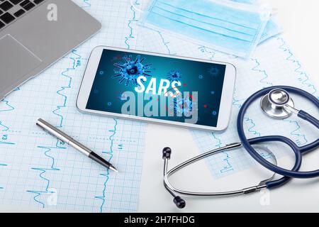 Tablet-pc und Arztgeräte auf weißer Oberfläche Stockfoto