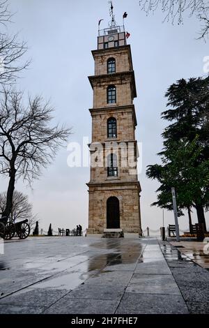 Tophane Bezirk während regnerischer Tage in und alten und alten Wachturm mit bewölktem, bewölktem Himmel Hintergrund mit getrockneten und grünen Kiefern auf der Öffentlichkeit Stockfoto