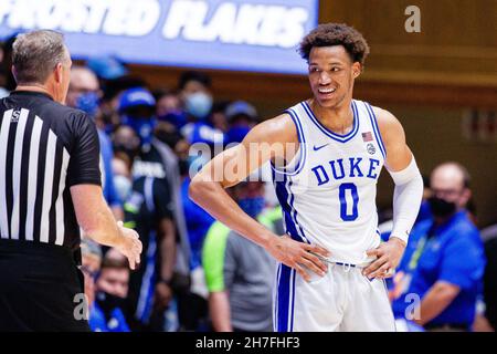 22. November 2021: Duke Blue Devils Stürmer Wendell Moore Jr. (0) lächelt nach einem Anruf in der zweiten Hälfte gegen die Citadel Bulldogs beim NCAA-Basketballmatch im Cameron Indoor in Durham, NC. (Scott Kinser/Cal Sport Media) Stockfoto