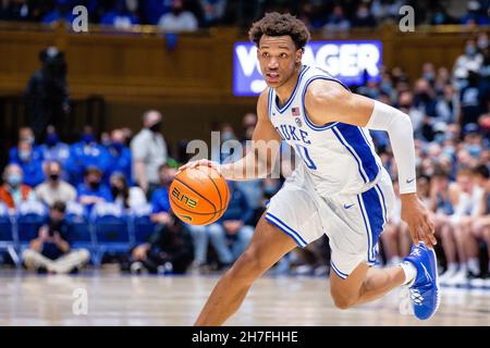 22. November 2021: Duke Blue Devils Stürmer Wendell Moore Jr. (0) fährt mit dem Ball während der zweiten Hälfte des NCAA-Basketballmatchup im Cameron Indoor in Durham, NC. (Scott Kinser/Cal Sport Media) Stockfoto