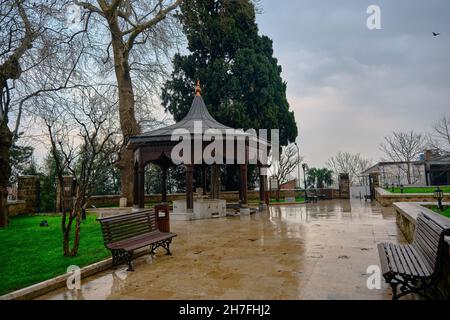 Toilette und Waschraum und öffentlicher Brunnen im Garten der grünen Moschee (yesil camii) Stockfoto