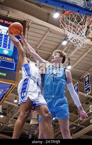 22. November 2021: Duke Blue Devils Stürmer Wendell Moore Jr. (0) hat seinen Schuss von Citadel Bulldogs Stürmer Stephen Clark (1) während der zweiten Hälfte des NCAA Basketball Matchup in Cameron Indoor in Durham, NC, kippt. (Scott Kinser/Cal Sport Media) Stockfoto