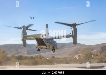 U.S. Marine MV-22B Ospreys starten mit Studenten mit Infanterie Small Unit Leaders Course 1-22, Advanced Infantry Training Bataillon, School of Infantry - West, im Rahmen einer Trainingsübung auf dem Marine Corps Base Camp Pendleton, Kalifornien, 16. November 2021. Die Studenten führten einen Luftangriff durch, der sie von SOI-West auf Lager Pendleton nach Yuma, Arizona, brachte. ISULC soll nichtkommissionierten Offizieren fortgeschrittene Infanteriefähigkeiten vermitteln und sie in die Lage versetzen, innerhalb eines Infanteriebataillons mehr Führungsverantwortung zu übernehmen. (Foto des US Marine Corps von CPL. Drake Nickels) Stockfoto