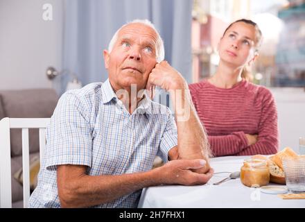 Porträt eines verärgerten älteren Mannes nach Streit mit der Tochter zu Hause Stockfoto