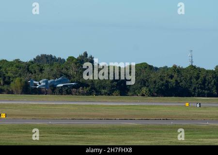 Ein Pilot der US-Luftwaffe, der dem 75th-Jagdgeschwader zugewiesen wurde, fährt während des Mosaic Tiger 22-1 auf der MacDill Air Force Base, Florida, am 16. November 2021 in einem A-10C Thunderbolt II nach einer integrierten Kampfwende ab. Die MacDill AFB stellte einen simulierten Notfallort für die Übung bereit, der es den Piloten ermöglichte, schnell aufzutanken, wieder zu bewaffnen und zur Ausführung von Übungszielen in die Luft zurückzukehren. (USA Luftwaffe Foto von Airman 1st Klasse Briana Beavers) Stockfoto