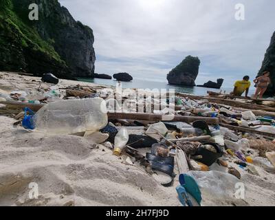 Kho Phi Phi Thailand November 2021, Strände voller Plastikflaschen und Müll in Thailand Ozeandumping - totale Verschmutzung an einem tropischen Strand. Stockfoto