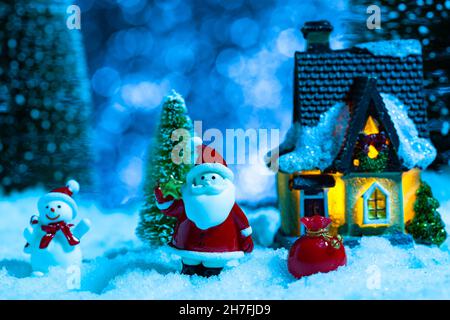 weihnachtskarte, weihnachtsmann, Schneemann und Rentier mit Geschenken auf Schlitten, Konzept Stockfoto