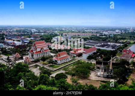 Blick auf Wat Thammikaram Worawihan von der Spitze des Bergtempels des Khao Chong Krachok Hügels in der Stadt Prachuap Khiri Khan, Thailand. Stockfoto