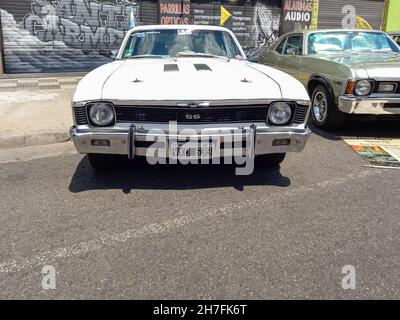 BUENOS AIRES, ARGENTINIEN - 08. Nov 2021: Weißer, sportlicher Vintage Chevrolet Chevy SS 1970s von General Motors Argentina. Vorderansicht. Expo Warnes 2021 Stockfoto