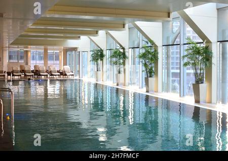 CHINA. PEKING. DAS FOUR SEASONS HOTEL. DER SWIMMINGPOOL. Stockfoto