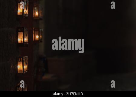 Viele Menorahs sind am Eingang zu einem alten Gebäude im jüdischen Viertel der Altstadt, Jerusalem, Israel, beleuchtet Stockfoto