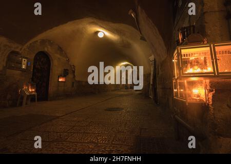 12-12-2020. jerusalem-israel. Chanukka-Kerzen werden angezündet, die am Eingang zu einer engen, überdachten Straße in der Altstadt von Jerusalem, Chanukka, aufgestellt werden Stockfoto