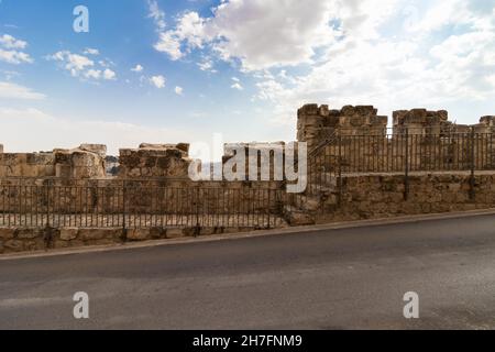 Ein Blick von der Altstadt Jerusalems auf die alten Mauern, die das jüdische Viertel umgeben Stockfoto