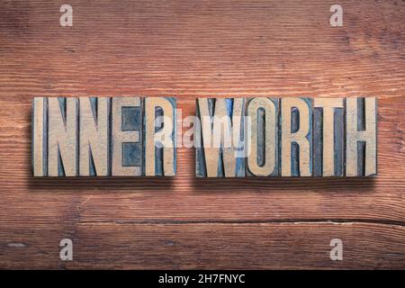Innerer Wortwert kombiniert auf vintage lackierter Holzoberfläche Stockfoto