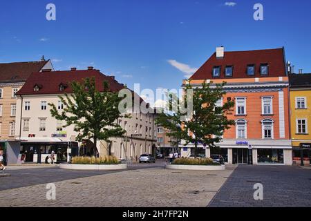 WIENER NEUSTADT, ÖSTERREICH - 27. Jul 2020: Blick über den Hauptplatz zum Eingang mit einer Reihe historischer Stadthäuser im Stadtzentrum von Wiener Stockfoto