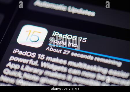 New york, USA - September 20 2021: Installieren sie das ipad ios 15-Update-Bildschirm Nahaufnahme Stockfoto