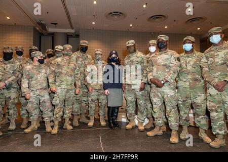 New York, New York, USA. 22nd. November 2021. New York, NY - 22. November 2021: Gouverneurin Kathy Hochul stellt sich mit Mitgliedern der Nationalgarden bei der türkischen Verpackungsversammlung vor und sprach im Jacob Javits Center über die Nachworte der Medien. Sie wurde von Vizegouverneur Brian Benjamin begleitet (Foto: © Lev Radin/ZUMA Press Wire) Stockfoto