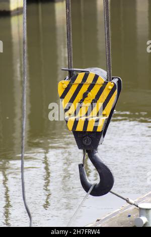 Nahaufnahme eines gelben Kranhakens Stockfoto