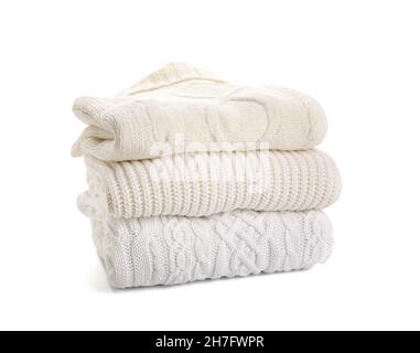 Stapel warmer Pullover auf weißem Hintergrund Stockfoto