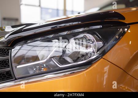 Orangefarbene Autoscheinwerfer. Äußere Details. Nahaufnahme Detail auf einem der LED-Scheinwerfer modernen Auto Stockfoto