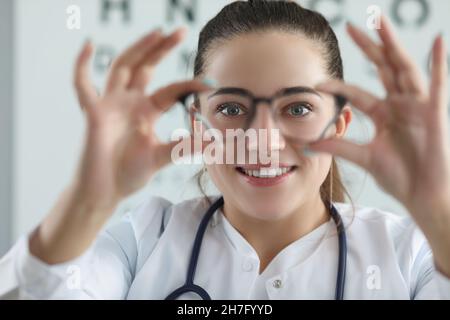 Frau Augenarzt mit Augentestdiagramm auf dem Hintergrund Stockfoto
